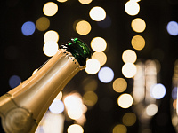 Средняя цена российского шампанского за год выросла на 10%