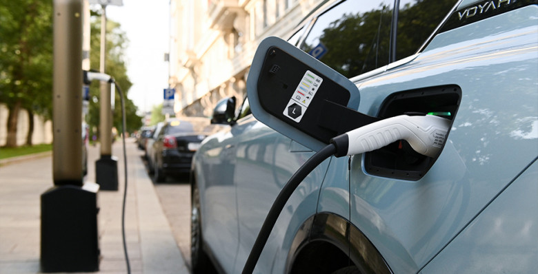 Власти планируют продлить льготный проезд по платным трассам для электрокаров