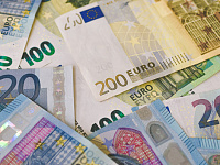 В Париже продали однотонную синюю картину Ива Кляйна за 18,4 млн евро