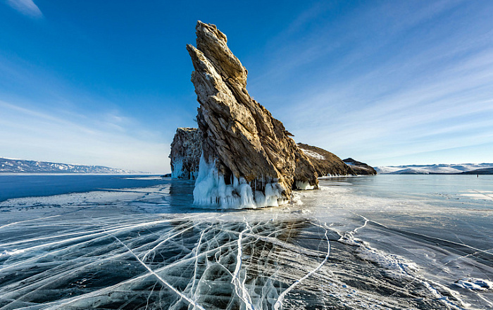 На Байкале шесть туристов спасли из двух частично затонувших машин