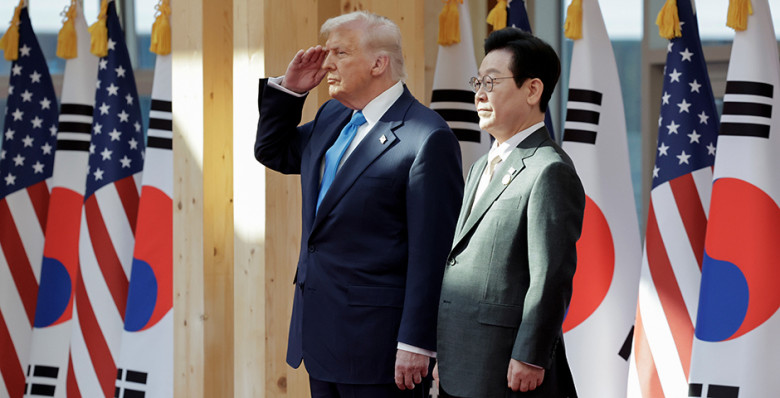 Меж двух Корей Меж двух Корей