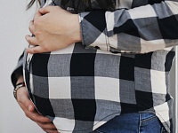 Глава Минтруда объяснил введение выплат беременным школьницам в ряде регионов