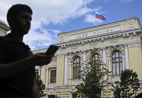 Долгам поставили тройку