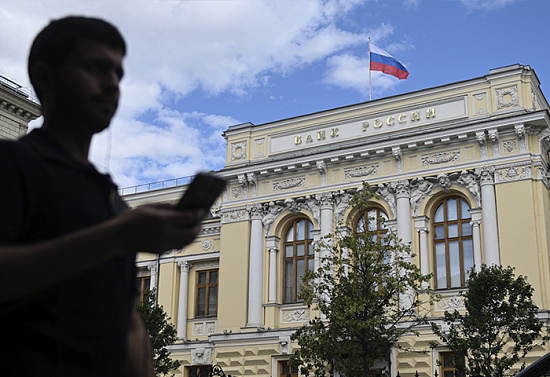 Долгам поставили тройку