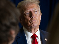 Дональд Трамп пригрозил дополнительными пошлинами в 100% на товары из Китая