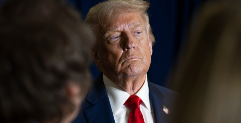 Дональд Трамп пригрозил дополнительными пошлинами в 100% на товары из Китая