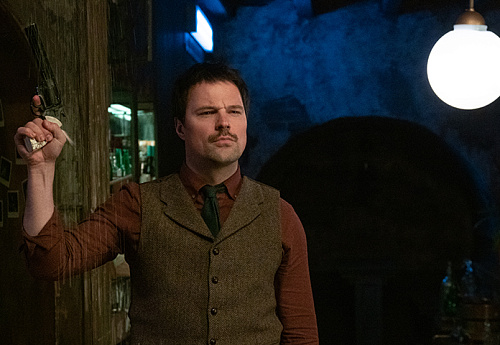 Данила Козловский засиделся в баре