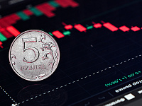 Курс евро упал ниже 90 рублей впервые с июля