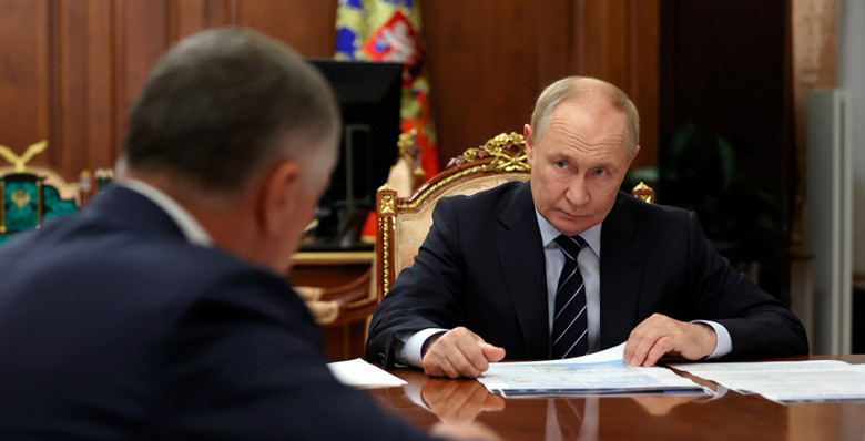 Владимир Путин призвал поддерживать строительный сектор