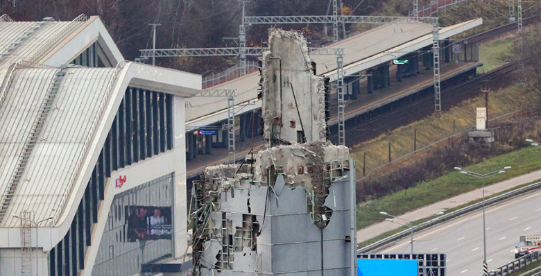 Более 100 автомобилей пострадали при обрушении колонны «Снежкома» в Красногорске