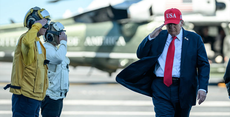 Дональд Трамп приостановил операцию по сопровождению судов через Ормуз