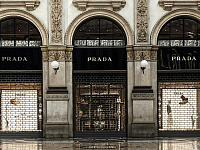 Prada завершила сделку по покупке Versace за $1,37 млрд