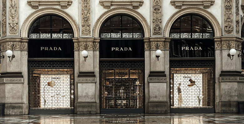 Prada завершила сделку по покупке Versace за $1,37 млрд