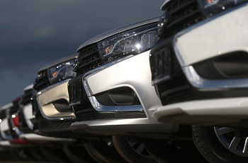 Автомобили затормозили у дилеров