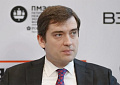 Кадр из интервью с первым заместителем министра экономического развития Максимом Колесниковым в студии Эксперта на ПМЭФ-2025