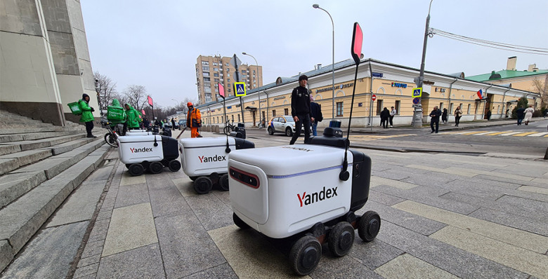 Аналитики сравнили расходы на содержание роверов и пеших курьеров