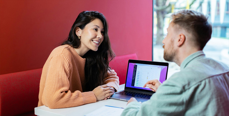 64% россиян назвали служебные романы приемлемыми