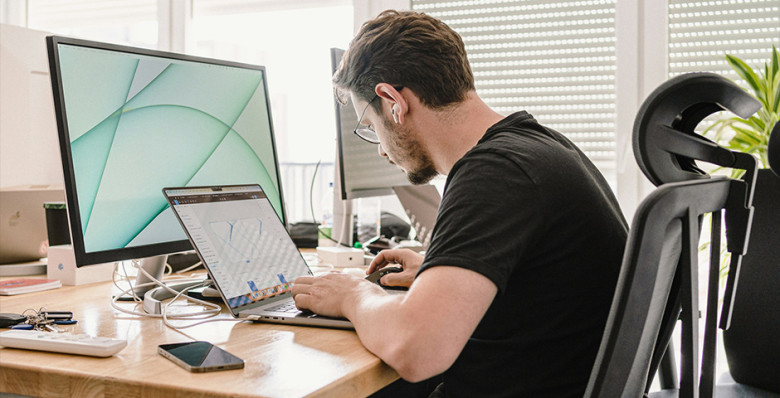 Самые высокие зарплаты в РФ зафиксировали у сварщиков и айтишников