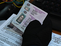 Верховный суд счел незаконным лишение водителя прав из-за ошибки с СМС