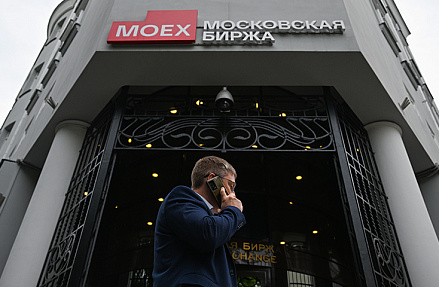 Индекс Мосбиржи упал к годовым минимумам