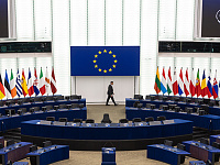 В ЕК подтвердили разработку новых визовых ограничений для россиян