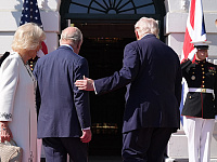 Daily Mail: Дональд Трамп нарушил королевский протокол при встрече с Карлом III