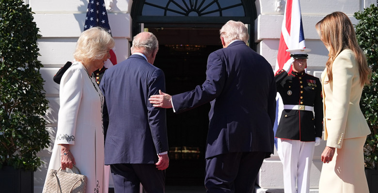 Daily Mail: Дональд Трамп нарушил королевский протокол при встрече с Карлом III