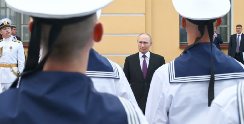 Владимир Путин в Петербурге поздравил военных моряков с Днем ВМФ