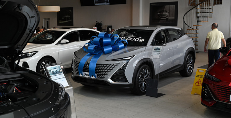 Продажи новых автомобилей в РФ с начала года упали на 25%