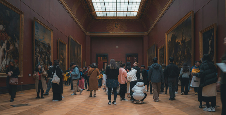 Предполагаемый грабитель Лувра рассказал о «славянском акценте» заказчиков