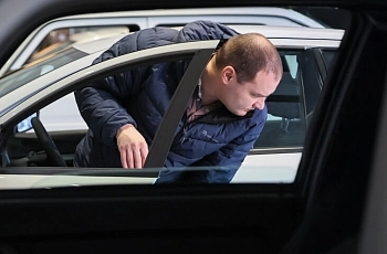 Автомобили дорожают не только в России