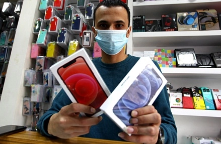 Смартфоны пошли по рукам