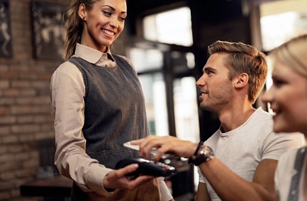 Чаевые дают реже, но больше